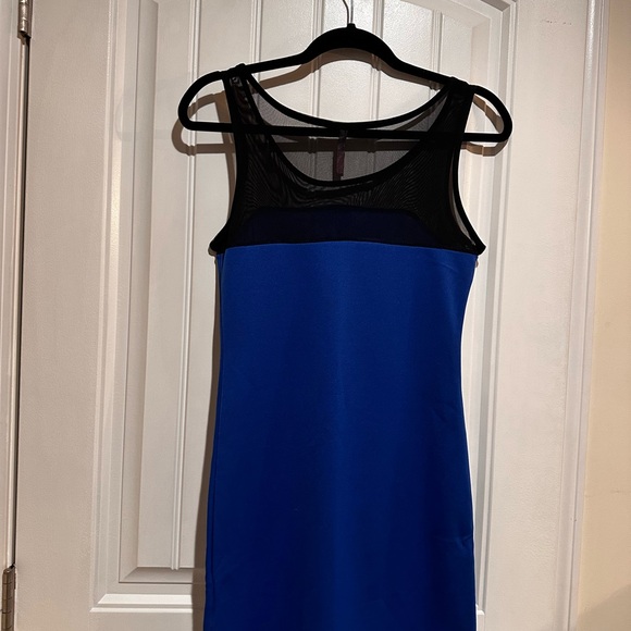 Elegant Blue and Black Sleeveless Dress - Picture 3 of 4